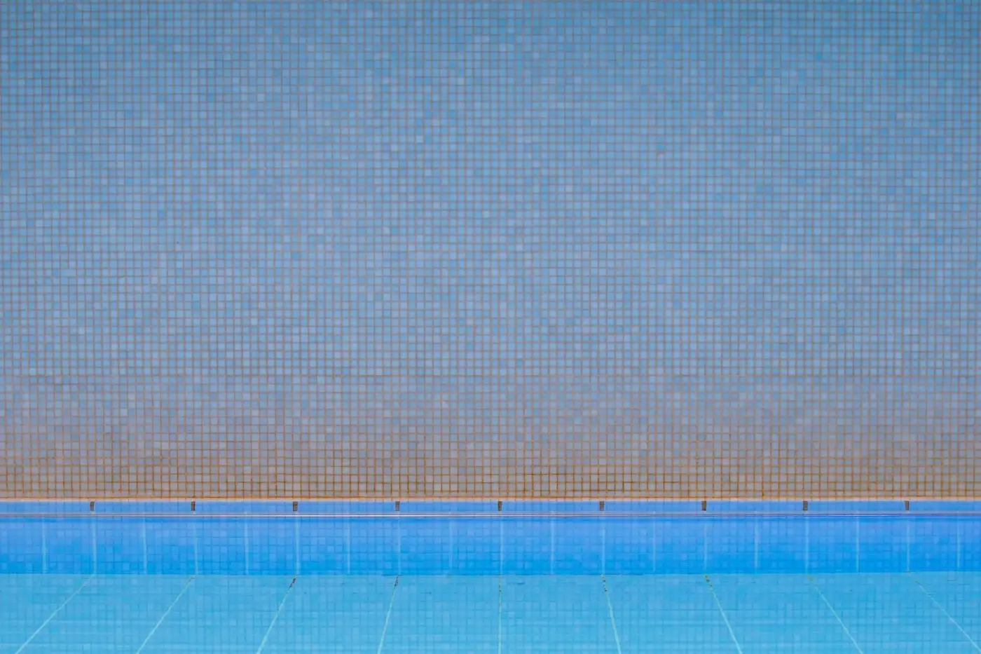 Pileta vacía con revestimiento azul, lista para pintar
