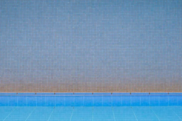 Pileta vacía con revestimiento azul, lista para pintar
