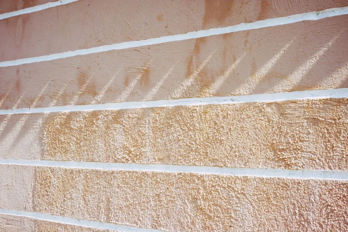 Pared con revestimiento texturado de grano medio